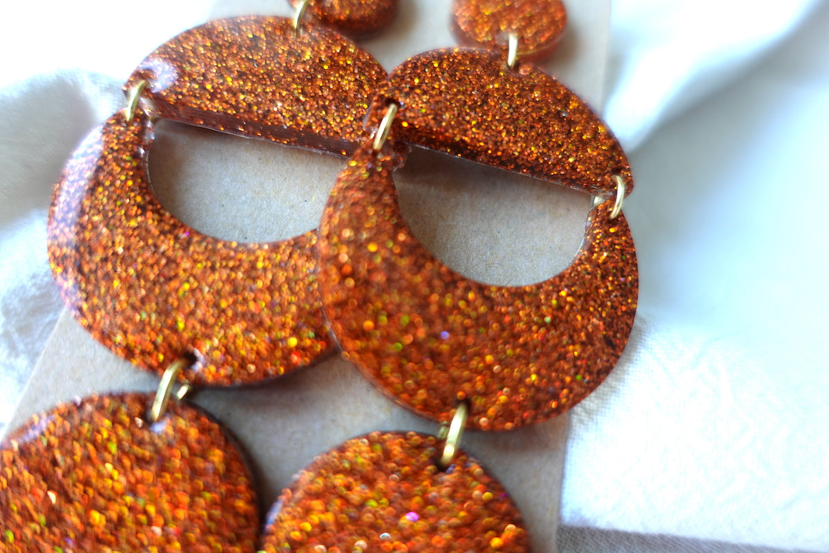 maan oranje oorbellen met glitter - statement oorbellen