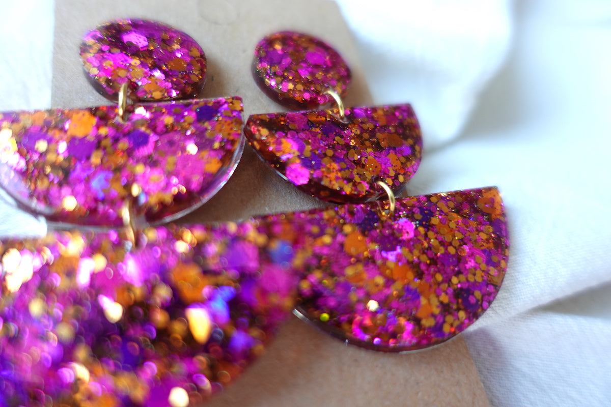 Oranje en roze oorbellen met glitter - statement oorbellen