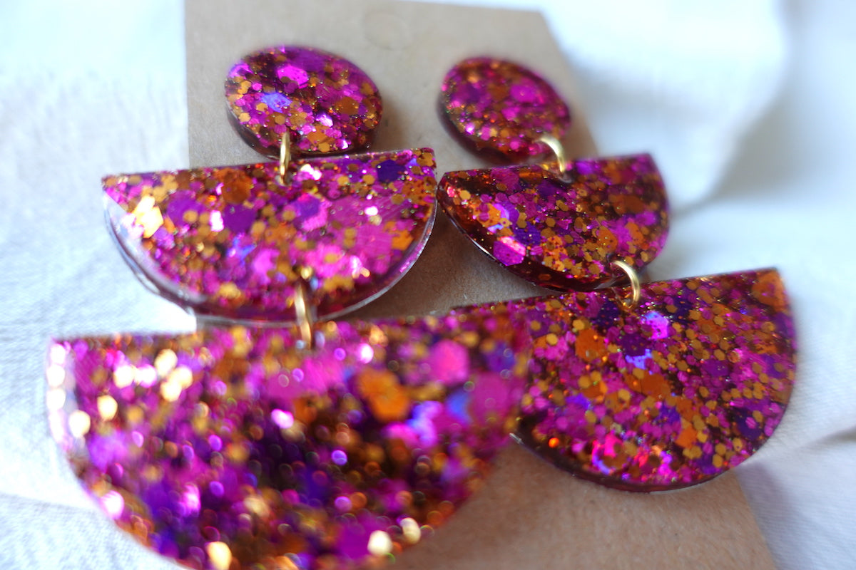 Oranje en roze oorbellen met glitter - statement oorbellen