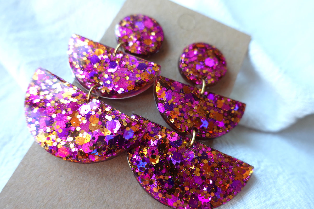 Oranje en roze oorbellen met glitter - statement oorbellen
