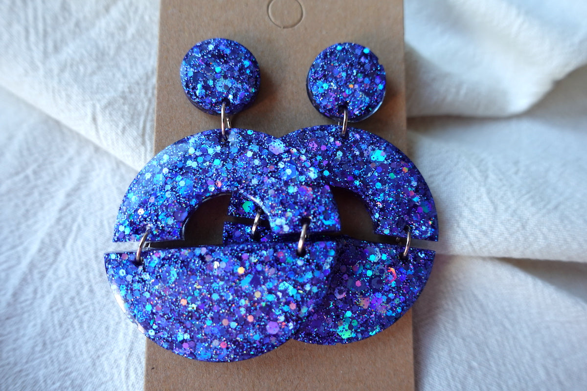 Halve maan donkerblauwe holografische oorbellen met glitter - statement oorbellen