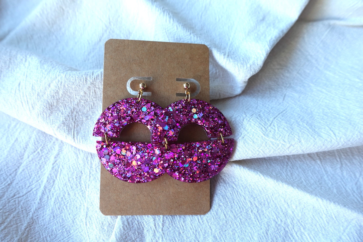 Halve maan fuchsia holografische oorbellen met glitter - statement oorbellen