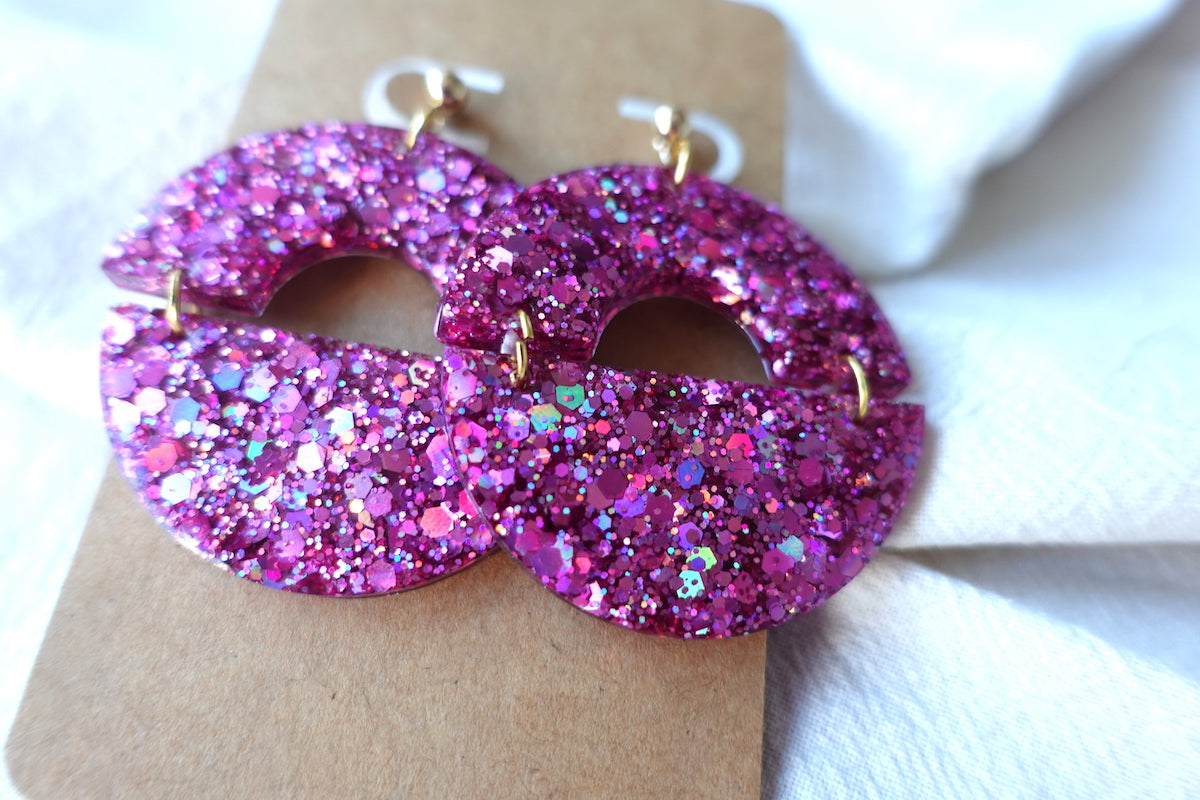 Halve maan fuchsia holografische oorbellen met glitter - statement oorbellen