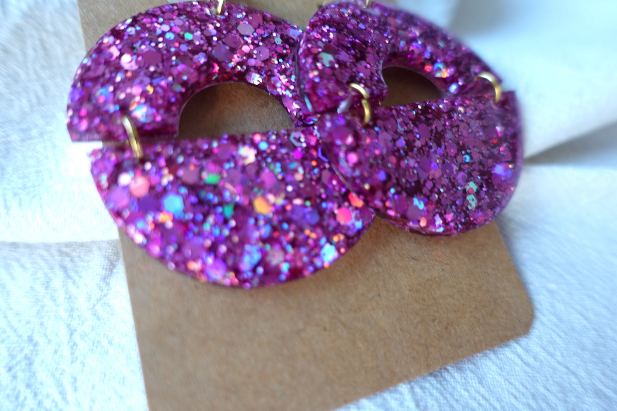 Halve maan fuchsia holografische oorbellen met glitter - statement oorbellen