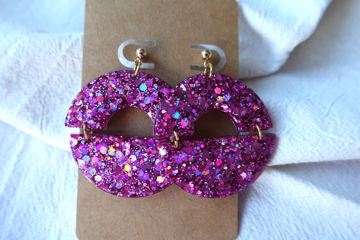Halve maan fuchsia holografische oorbellen met glitter - statement oorbellen