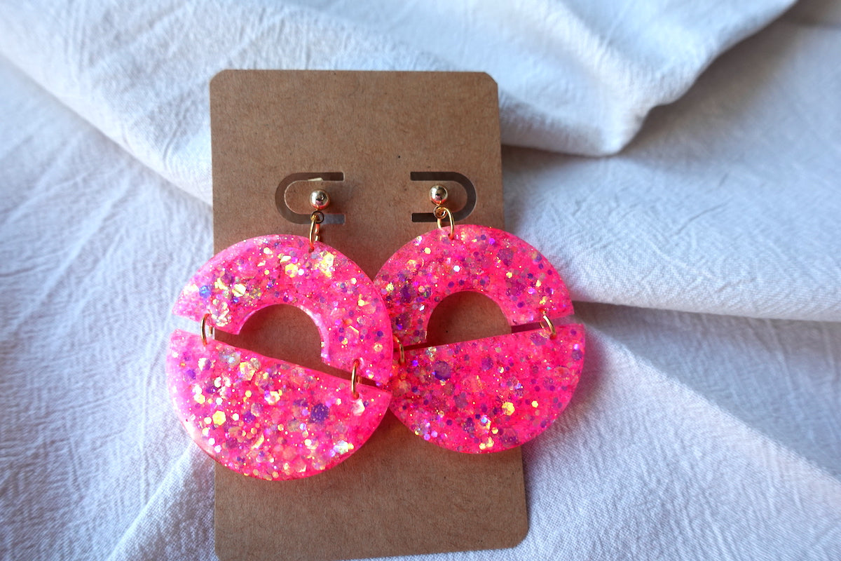 Halve maan Barbie roze oorbellen met glitter - statement oorbellen