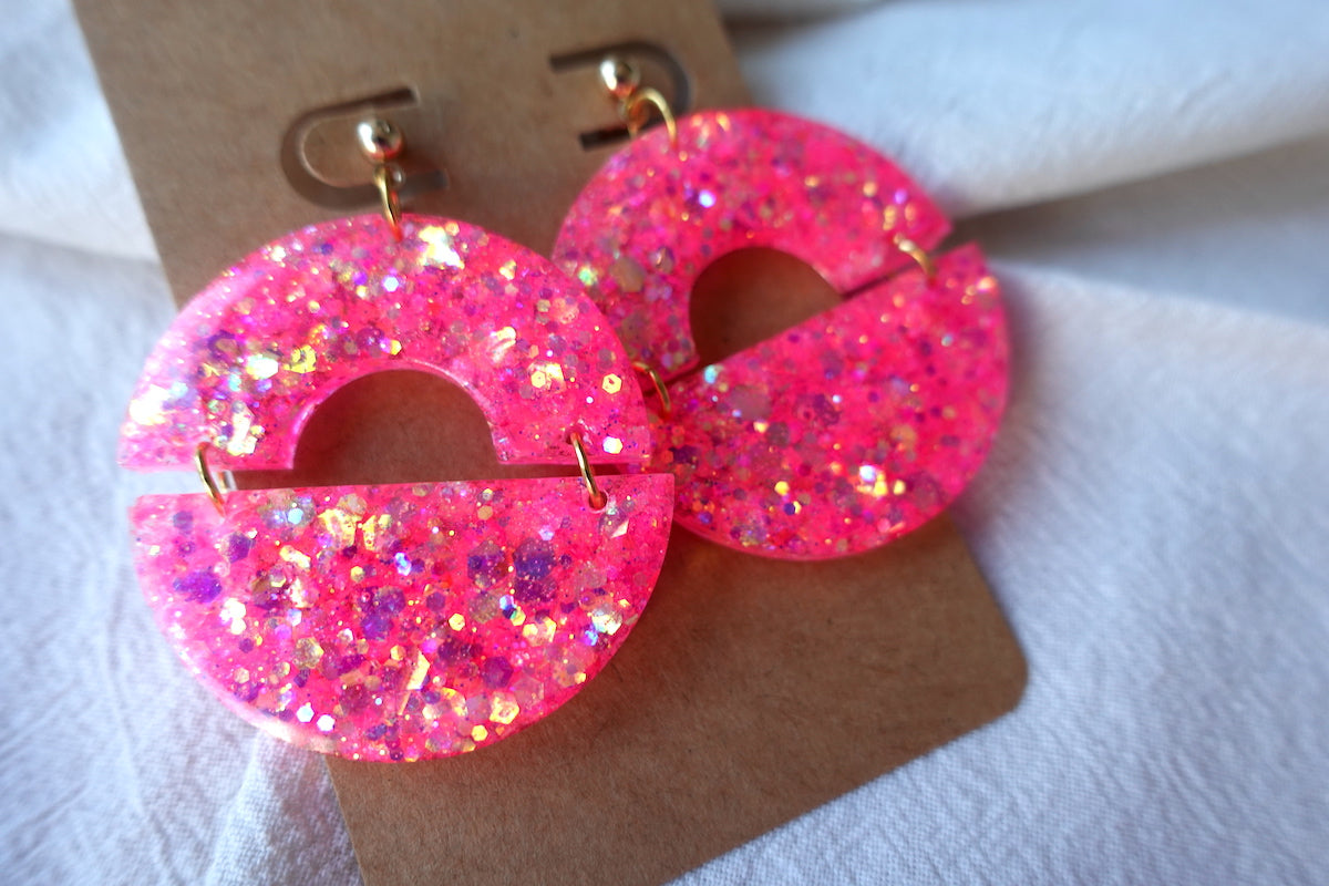 Halve maan Barbie roze oorbellen met glitter - statement oorbellen