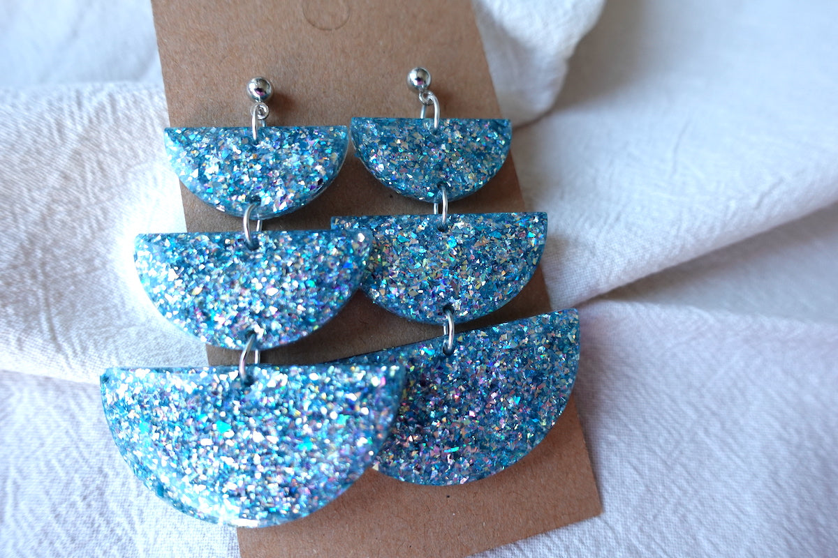 Lichtblauwe holografische oorbellen met glitter - statement oorbellen