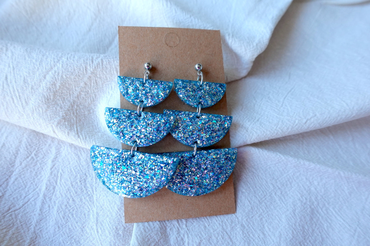 Lichtblauwe holografische oorbellen met glitter - statement oorbellen
