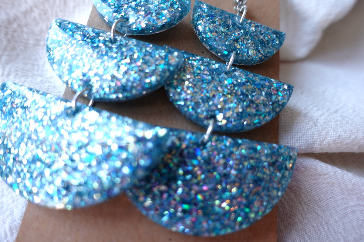 Lichtblauwe holografische oorbellen met glitter - statement oorbellen