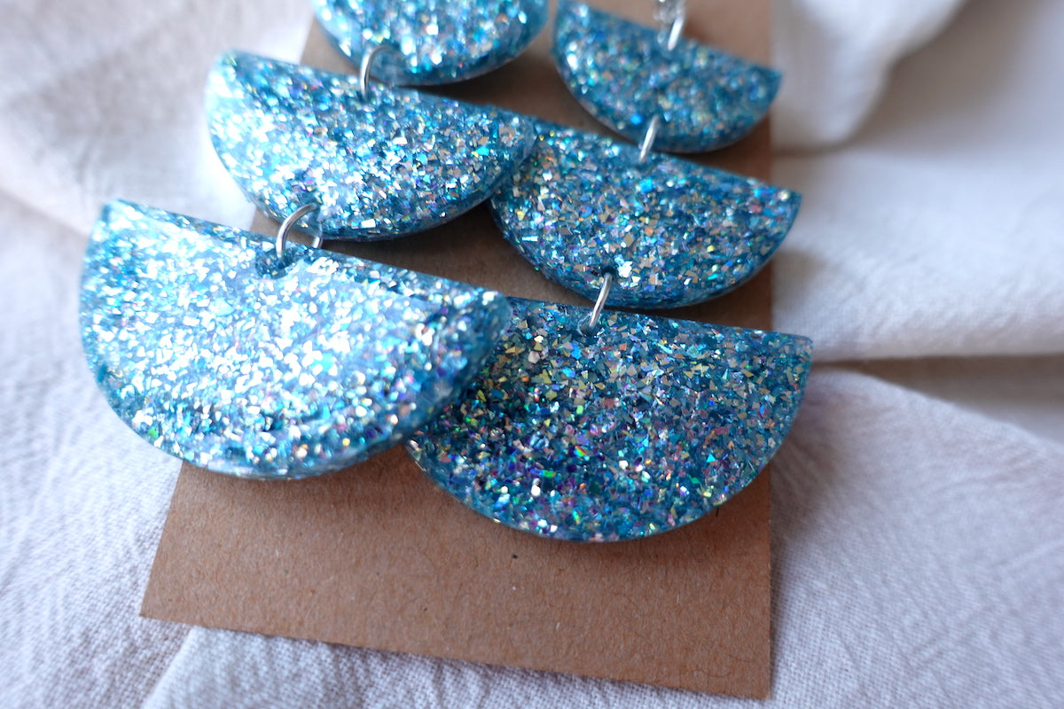 Lichtblauwe holografische oorbellen met glitter - statement oorbellen