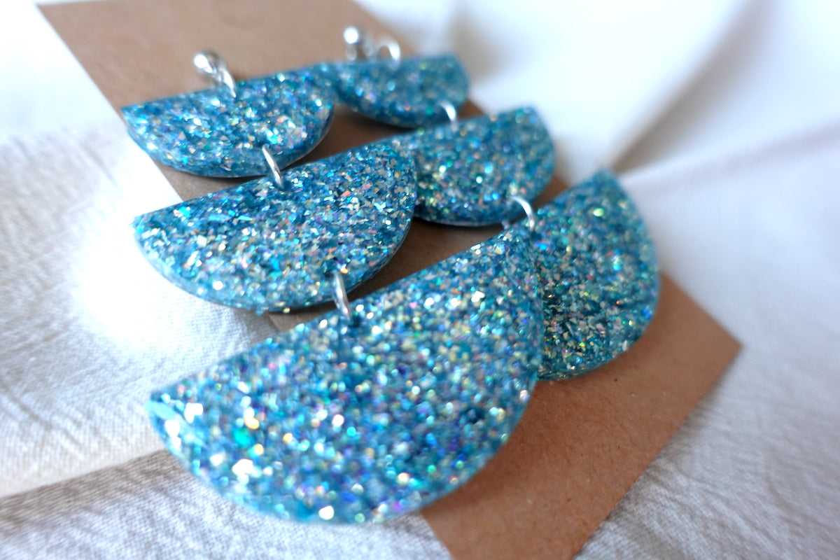 Lichtblauwe holografische oorbellen met glitter - statement oorbellen