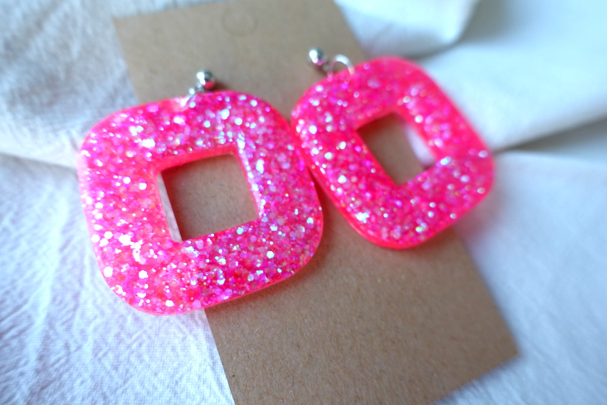 Vierkante donut oorbellen felroze met glitter - opvallende oorbellen