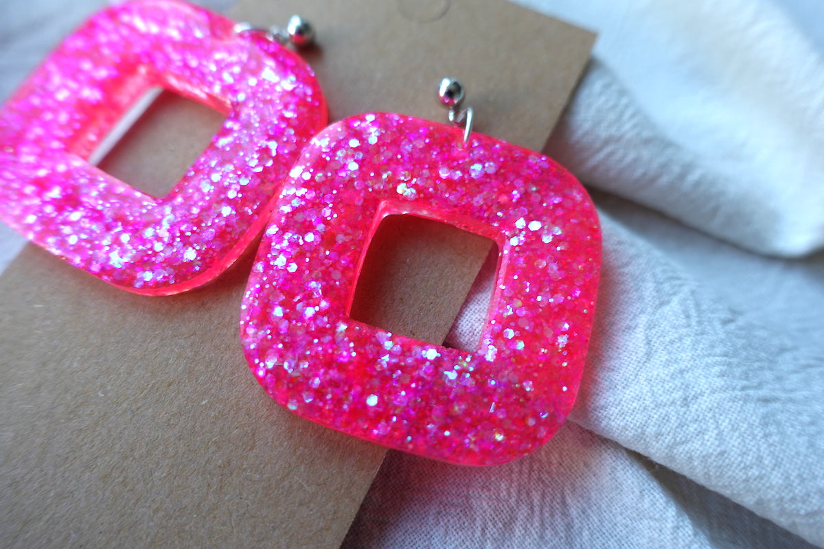 Vierkante donut oorbellen felroze met glitter - opvallende oorbellen