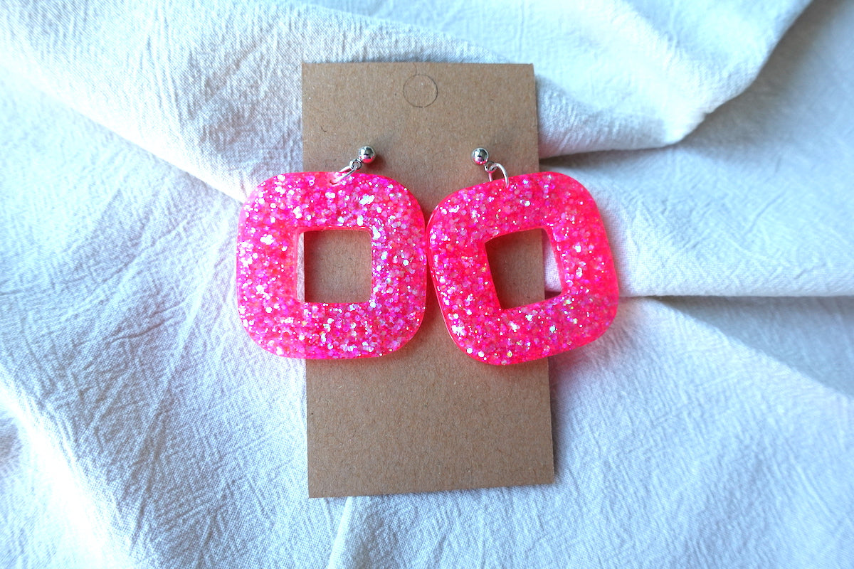 Vierkante donut oorbellen felroze met glitter - opvallende oorbellen