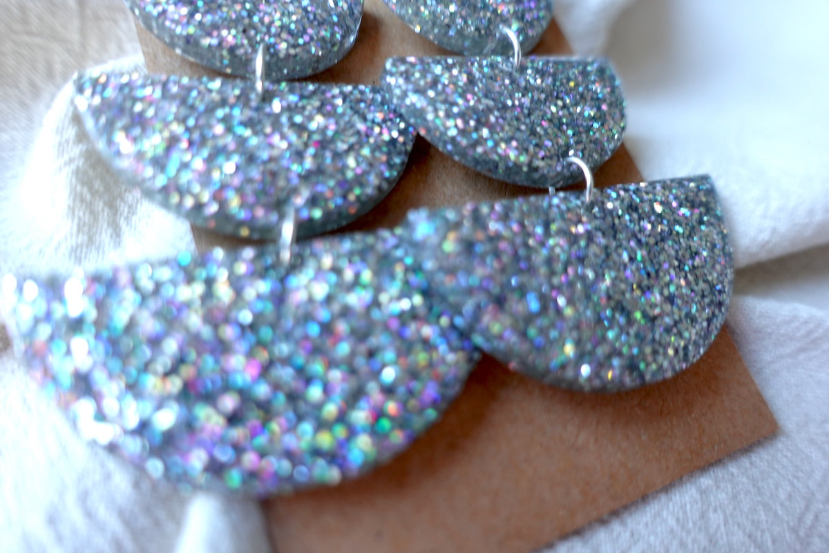 Zilveren holografische oorbellen met glitter - statement oorbellen