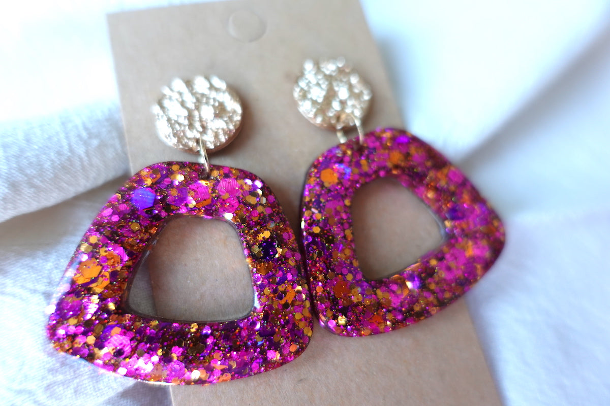 Trapezium donut oorbellen roze met glitter - opvallende oorbellen