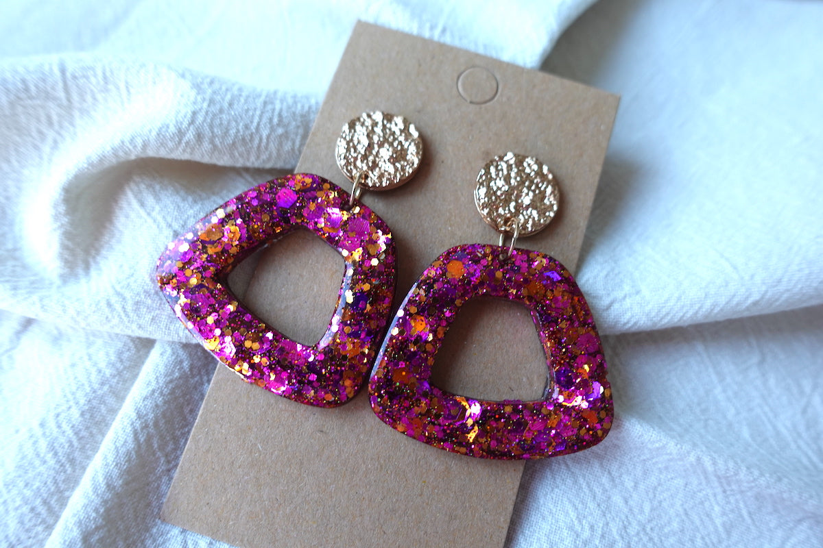 Trapezium donut oorbellen roze met glitter - opvallende oorbellen
