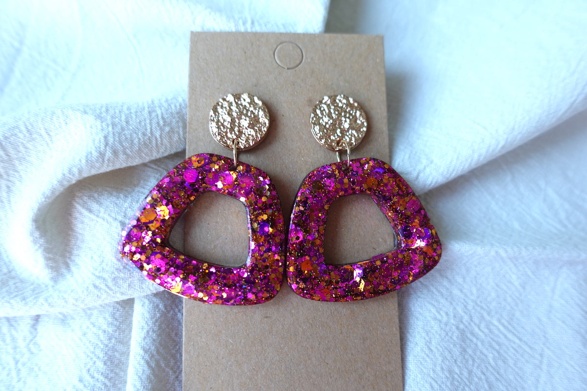Trapezium donut oorbellen roze met glitter - opvallende oorbellen