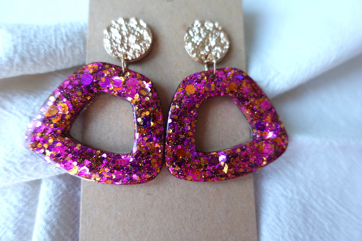 Trapezium donut oorbellen roze met glitter - opvallende oorbellen