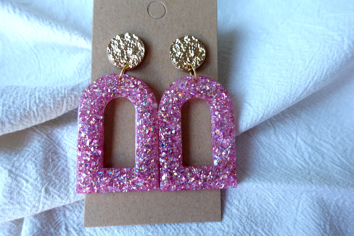 Boog oorbellen rood met holografische glitter - statement oorbellen