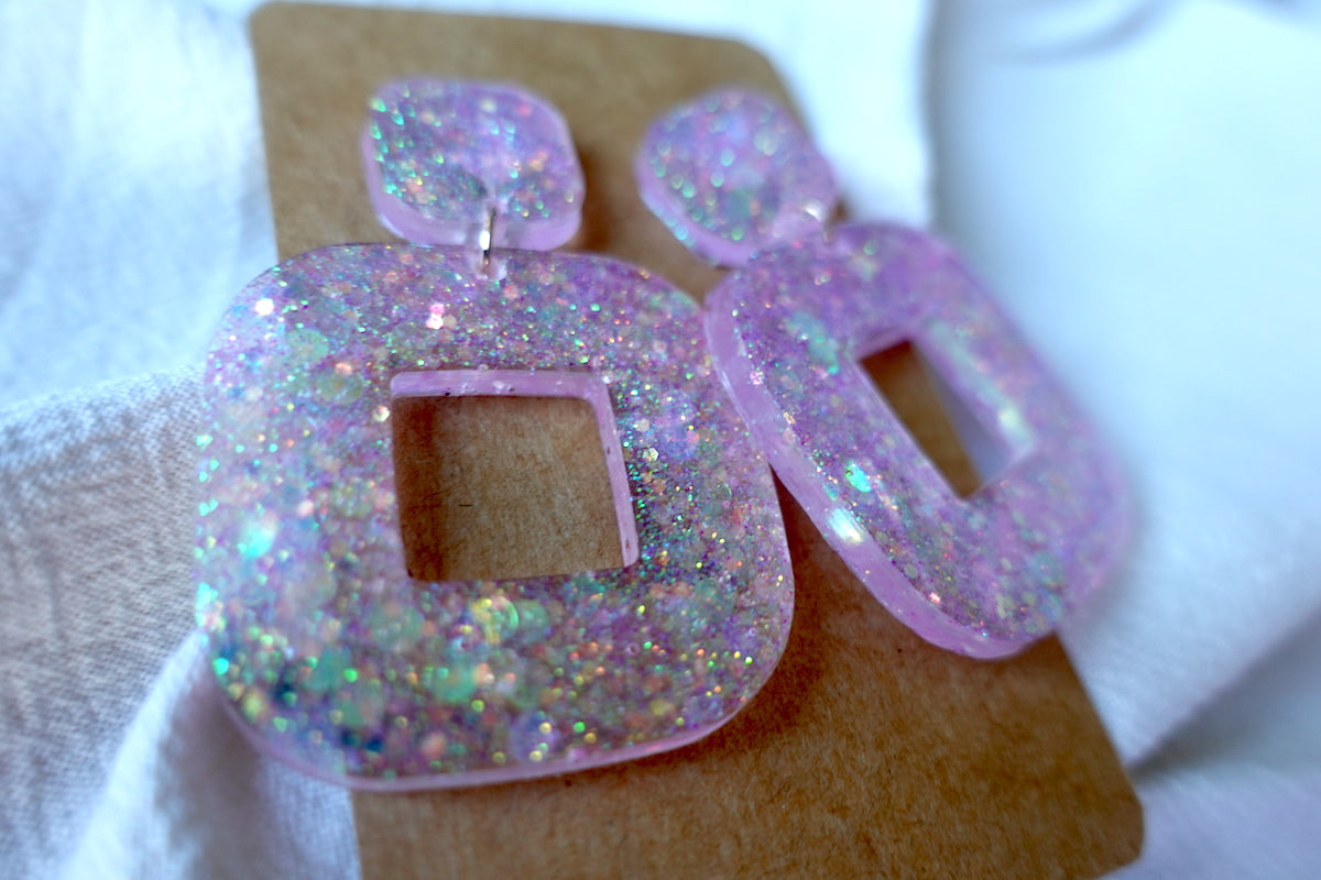 Vierkante donut oorbellen lichtroze met glitter - opvallende oorbellen