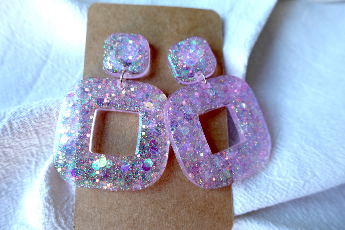 Vierkante donut oorbellen lichtroze met glitter - opvallende oorbellen