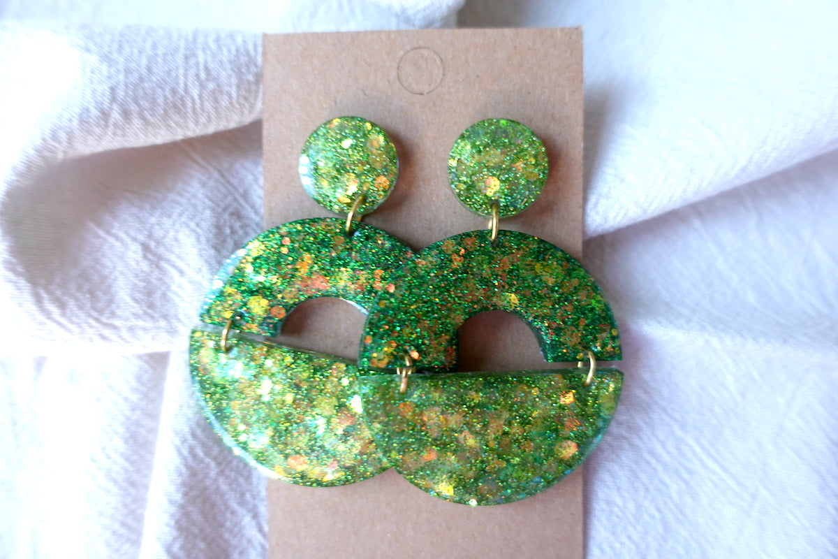 Halve maan Limoengroene holografische oorbellen met glitter - statement oorbellen