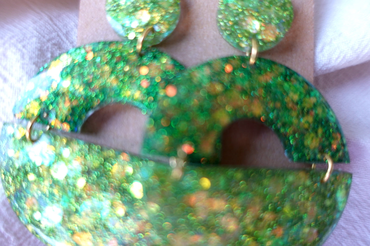Halve maan Limoengroene holografische oorbellen met glitter - statement oorbellen