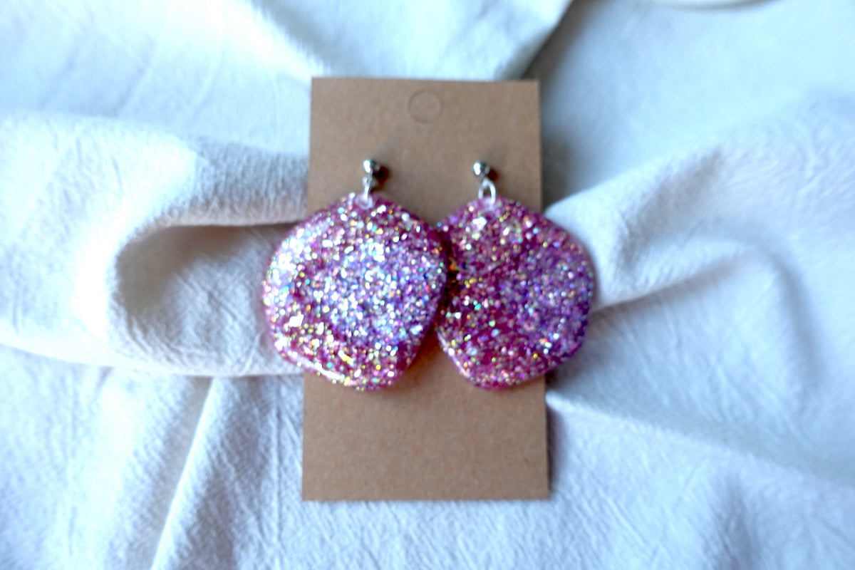 Organische grote oorbellen rood met holografische glitter - statement oorbellen