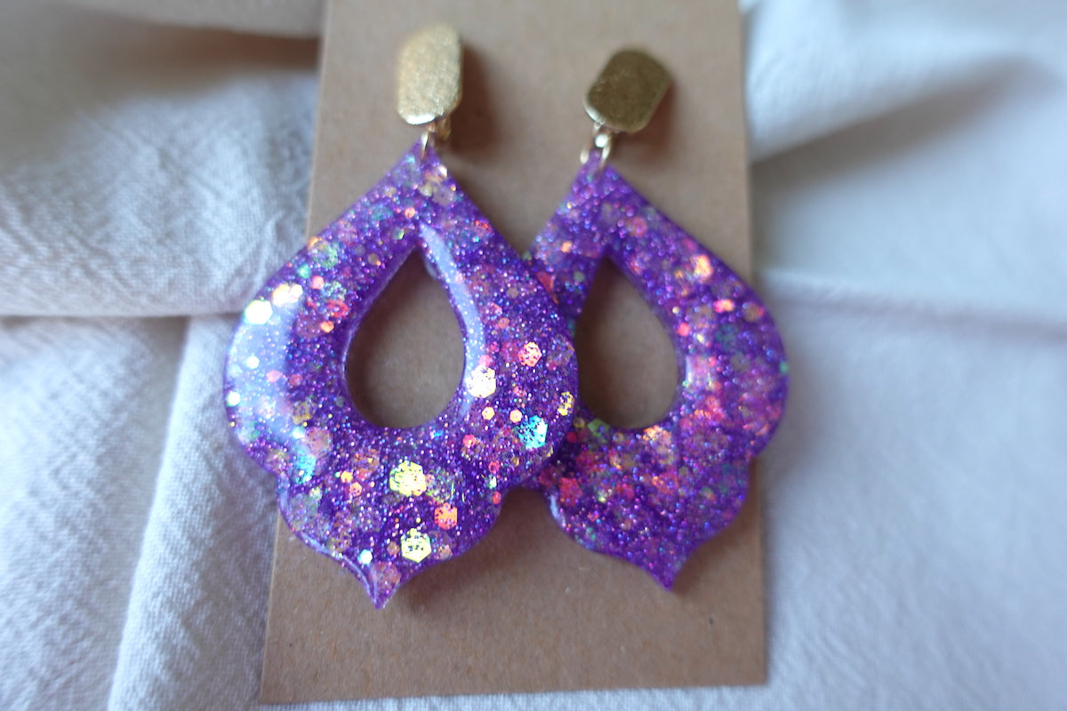 Marokkaanse donut oorbellen paars met holografische glitter - statement oorbellen
