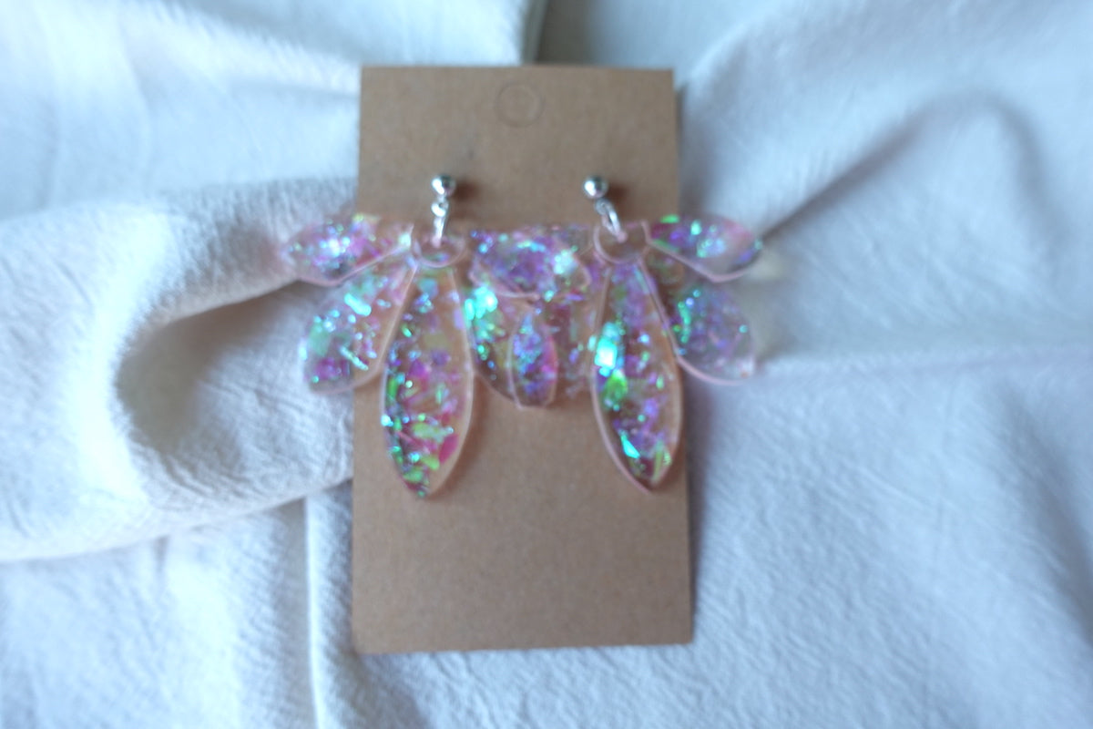 Bloem oorbellen lichtroze met flake glitter - statement oorbellen