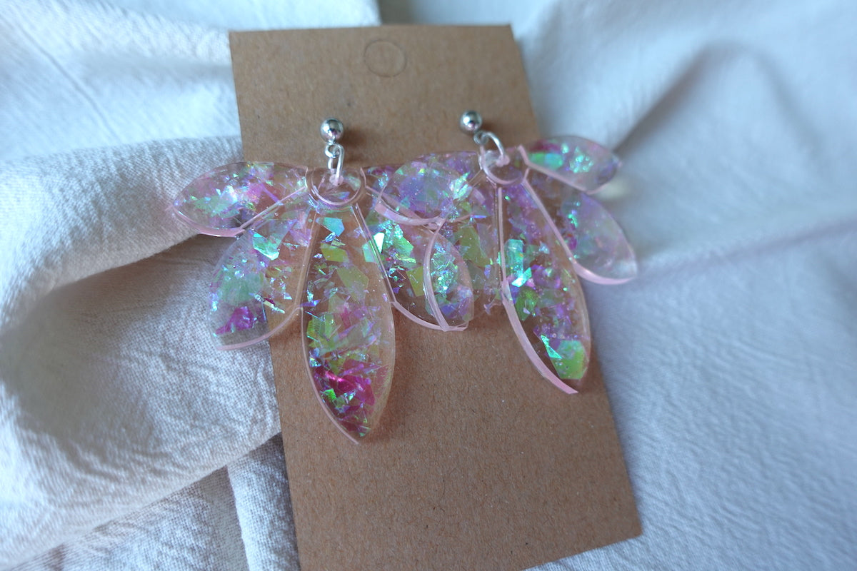 Bloem oorbellen lichtroze met flake glitter - statement oorbellen
