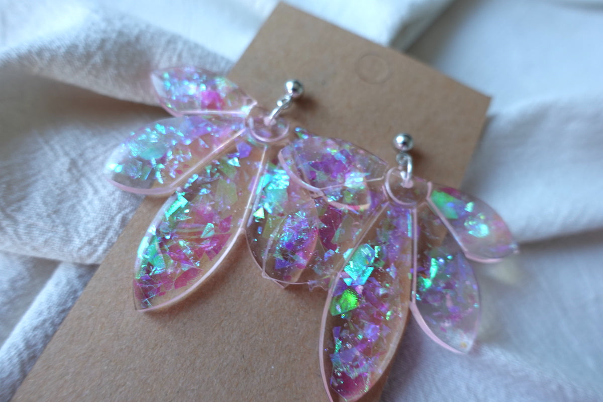 Bloem oorbellen lichtroze met flake glitter - statement oorbellen