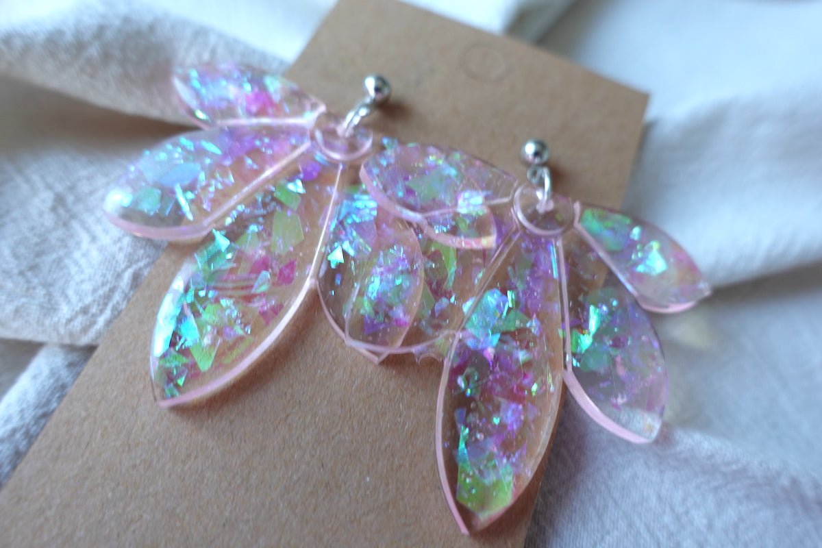 Bloem oorbellen lichtroze met flake glitter - statement oorbellen