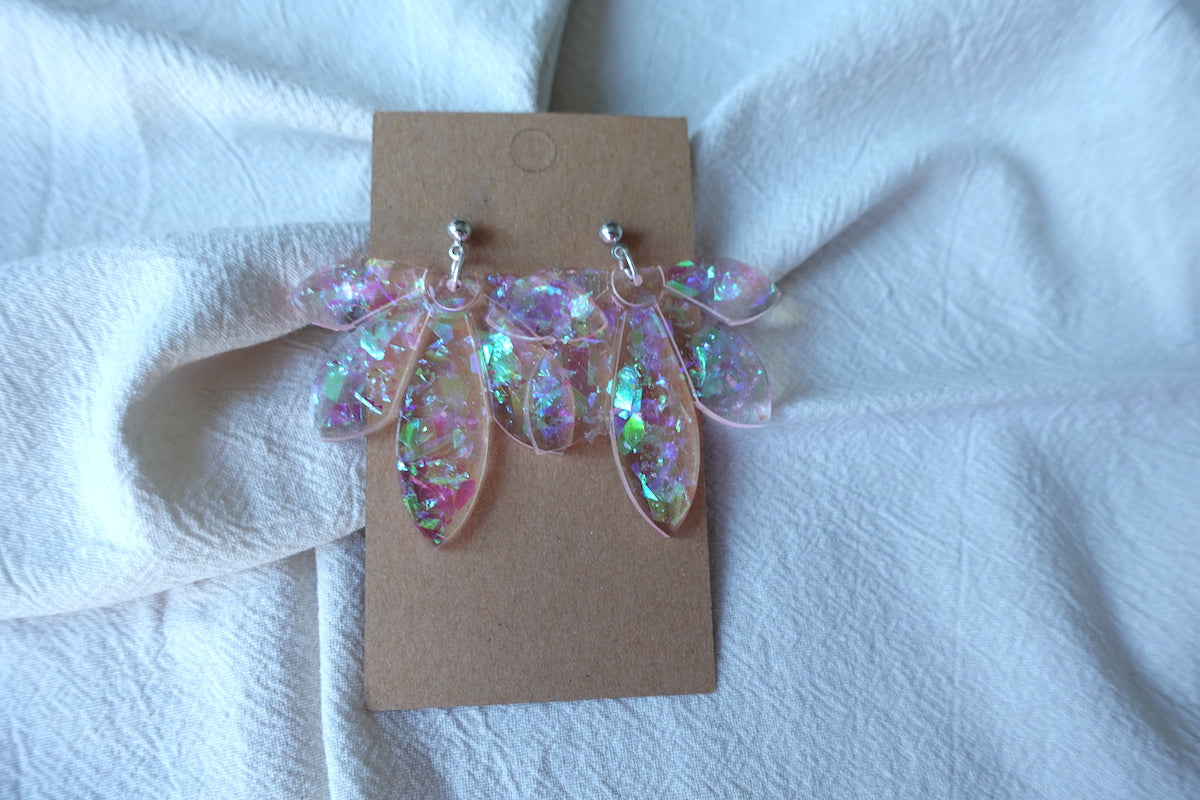 Bloem oorbellen lichtroze met flake glitter - statement oorbellen