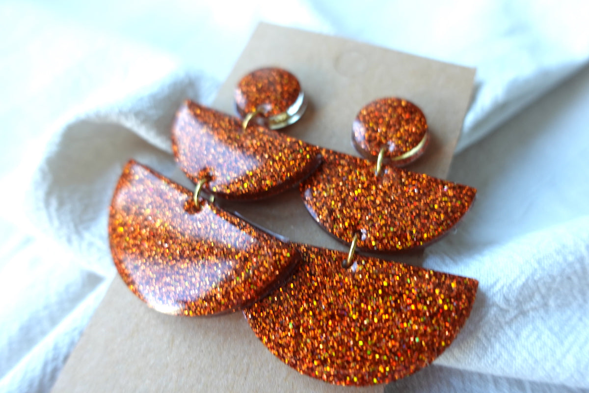 Oranje holografische oorbellen met glitter - statement oorbellen