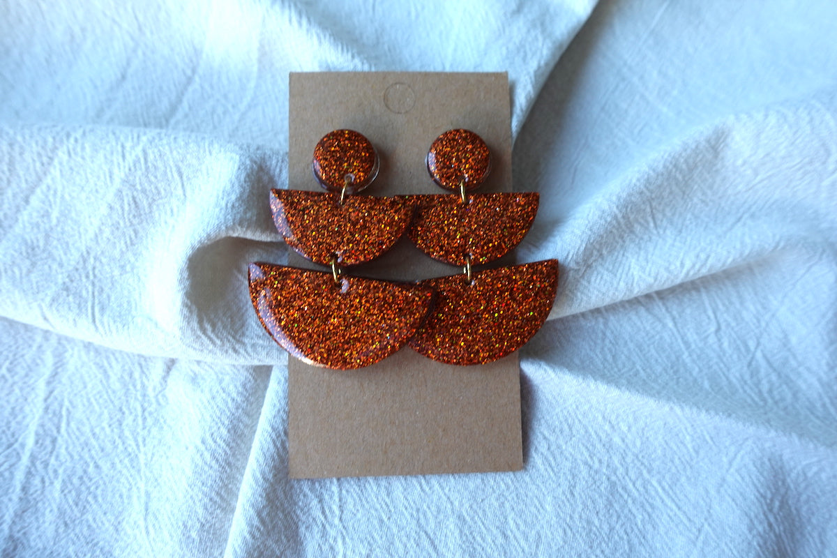 Oranje holografische oorbellen met glitter - statement oorbellen