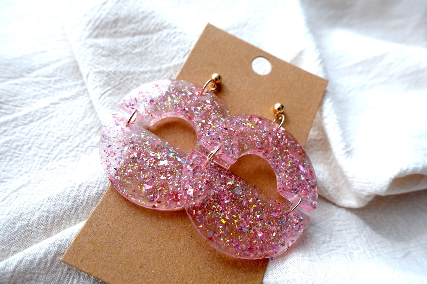 Halve maan oorbellen met glitter - statement oorbellen