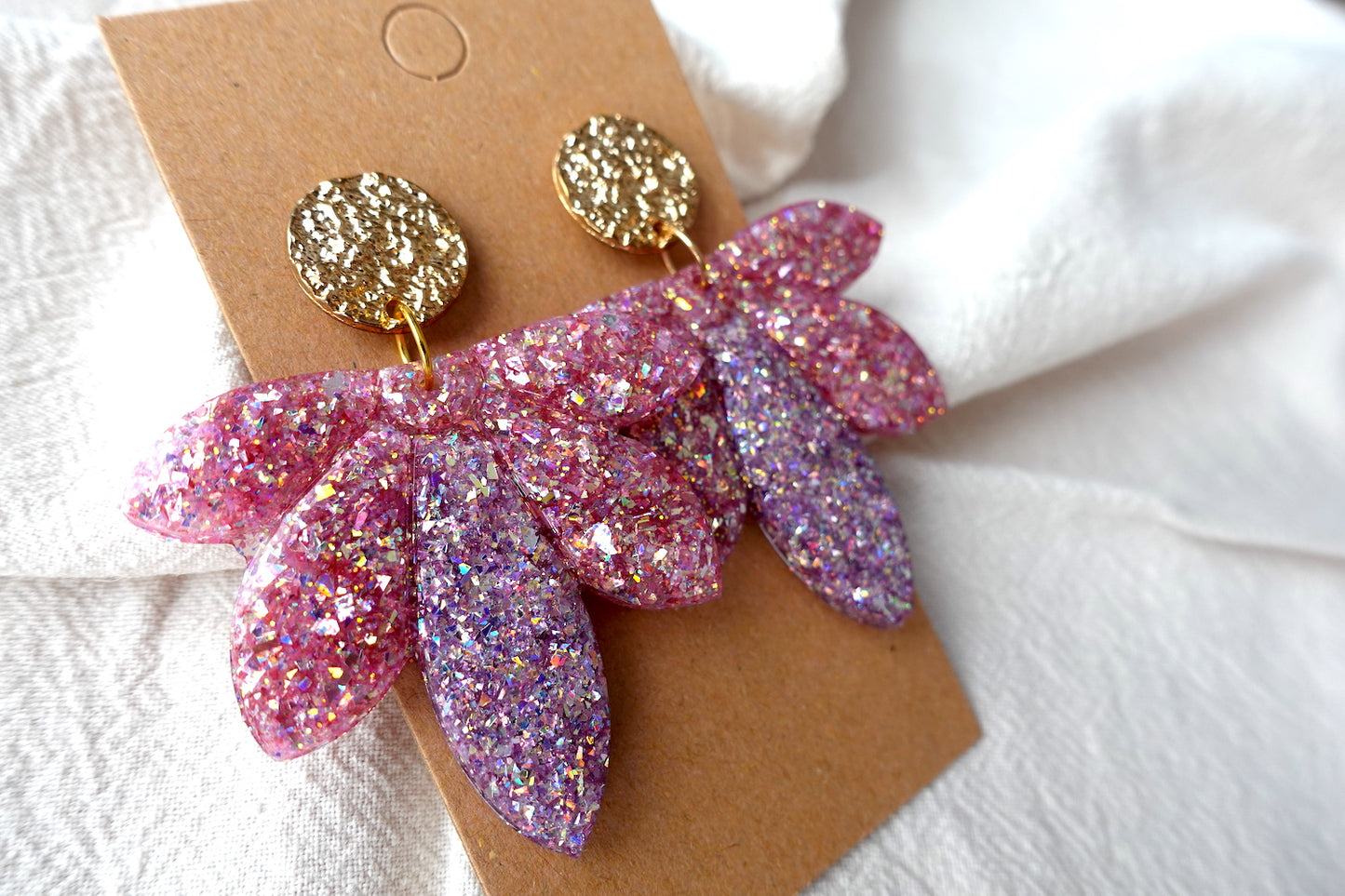 Bloem oorbellen met holografische glitter - statement oorbellen