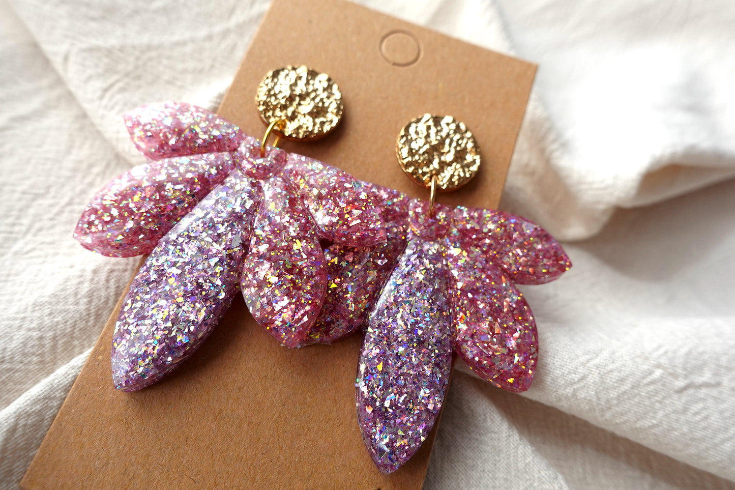 Bloem oorbellen met holografische glitter - statement oorbellen