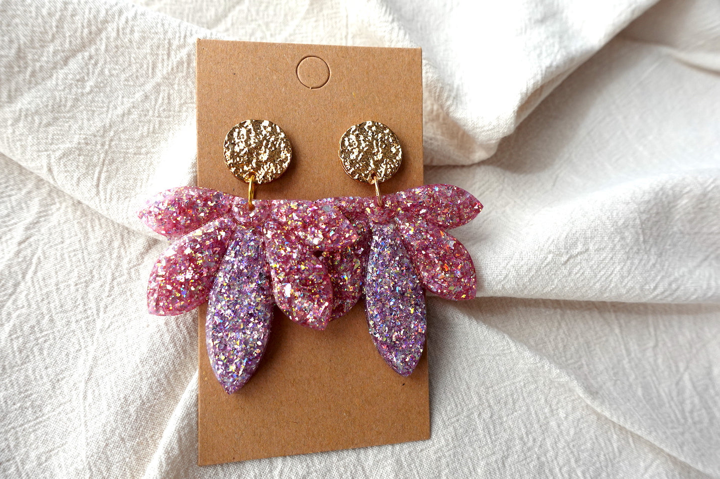 Bloem oorbellen met holografische glitter - statement oorbellen