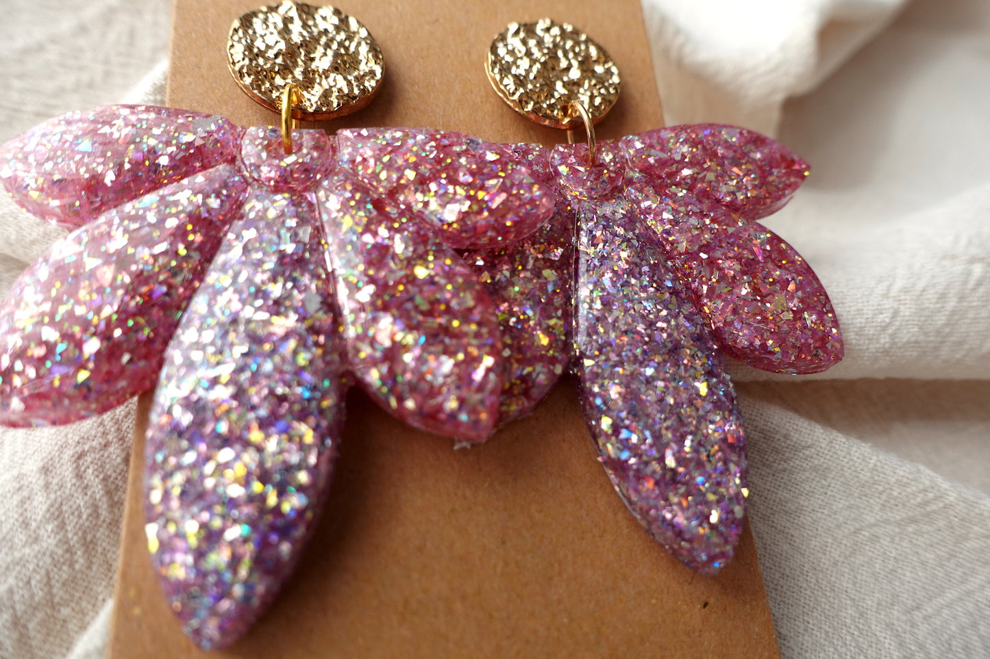 Bloem oorbellen met holografische glitter - statement oorbellen