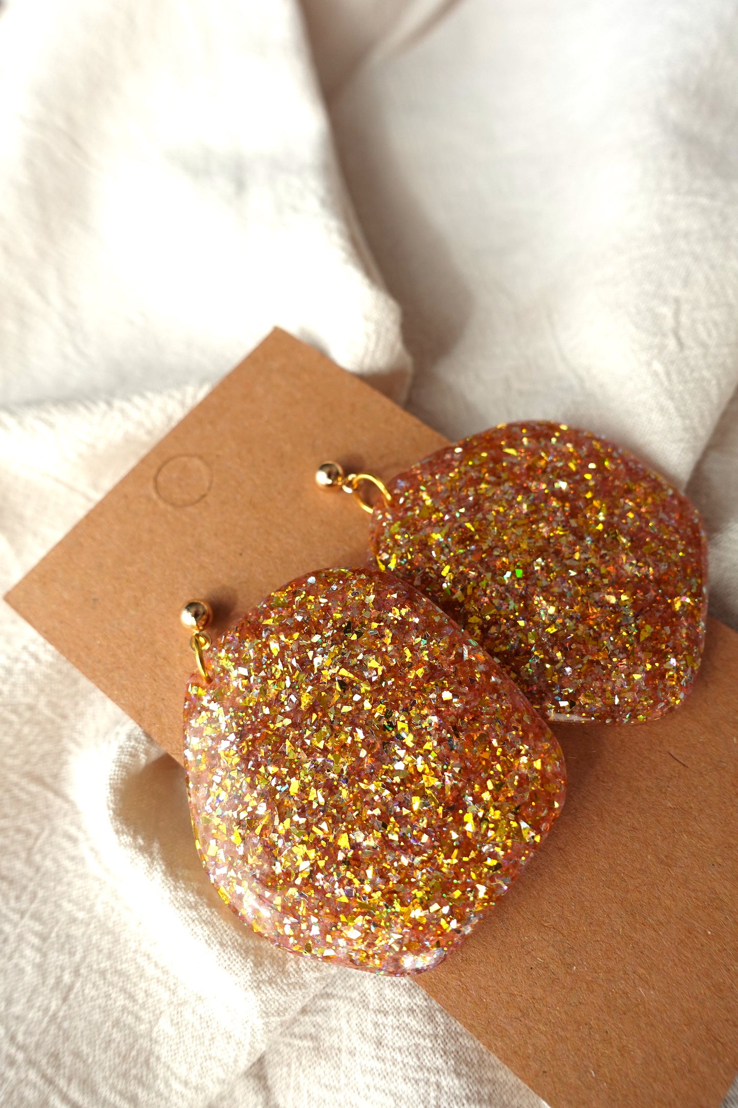 Organische goudkleurige oorbellen met holografische glitter - statement oorbellen