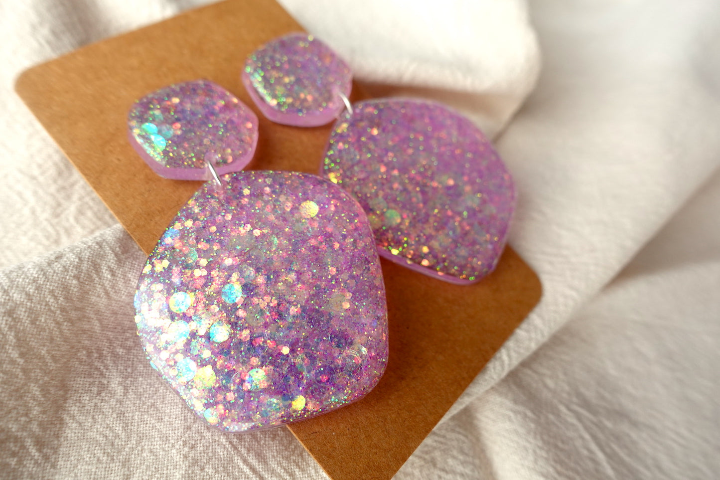 Organische Lichtroze oorbellen met glitter - statement oorbellen