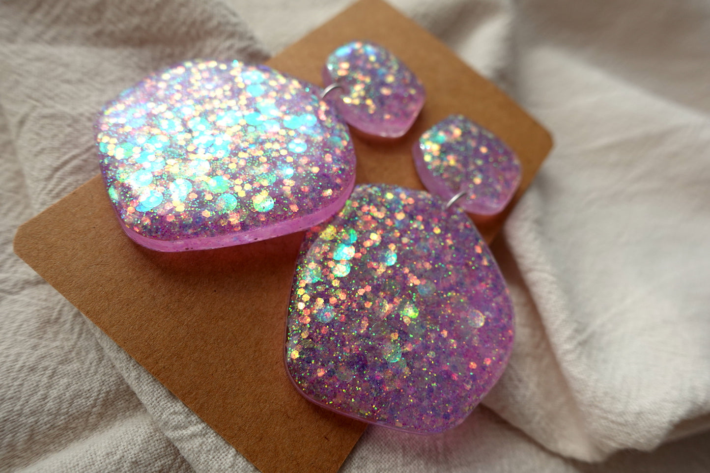 Organische Lichtroze oorbellen met glitter - statement oorbellen