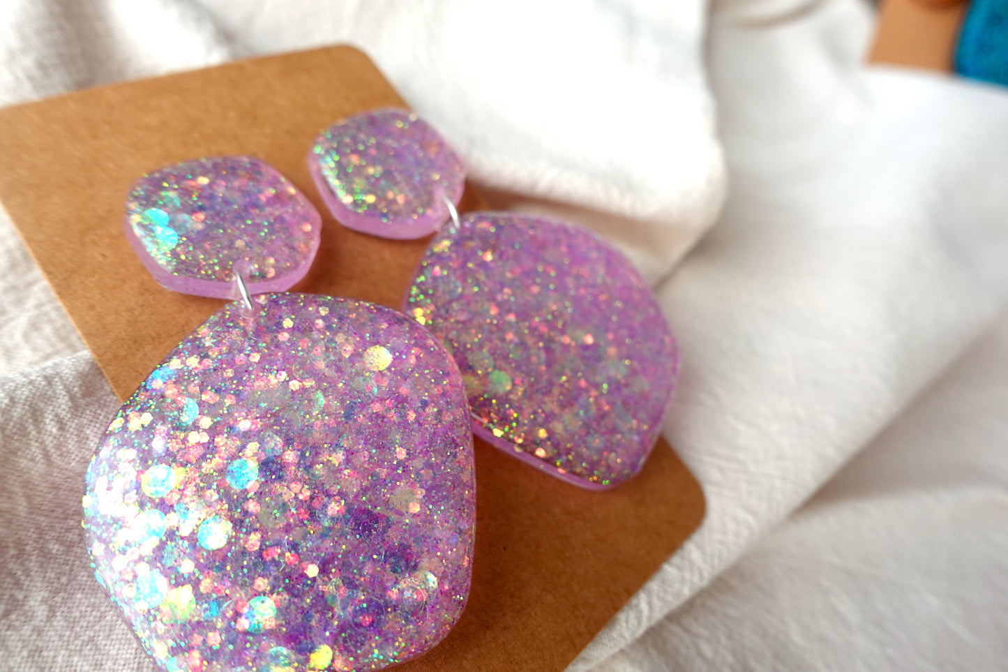 Organische Lichtroze oorbellen met glitter - statement oorbellen