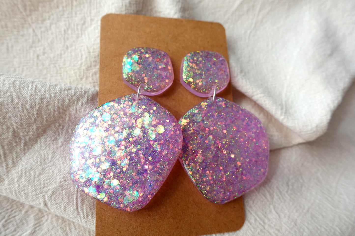 Organische Lichtroze oorbellen met glitter - statement oorbellen