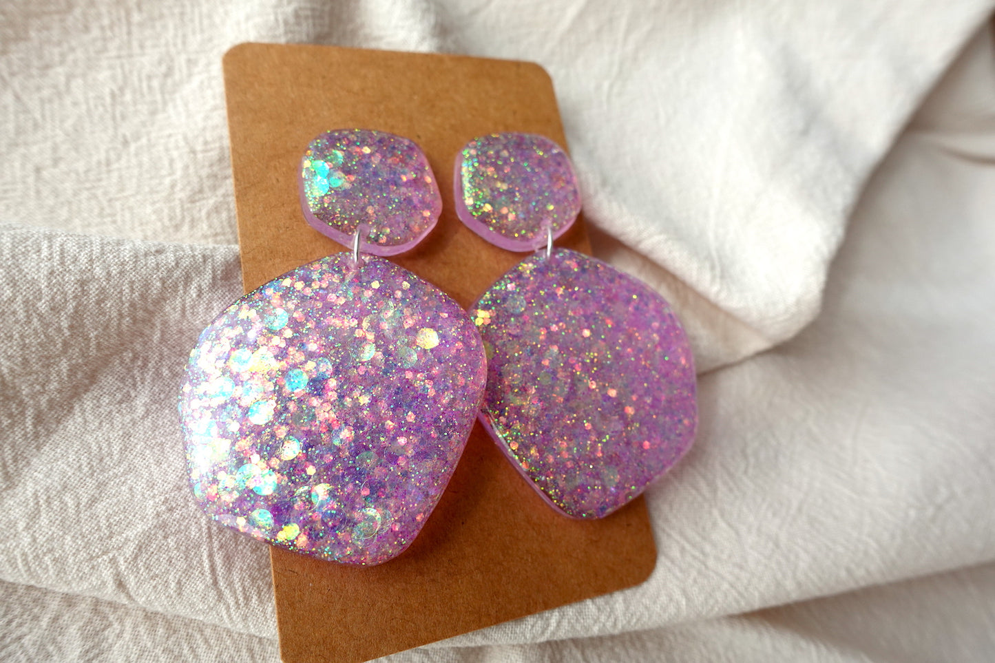 Organische Lichtroze oorbellen met glitter - statement oorbellen