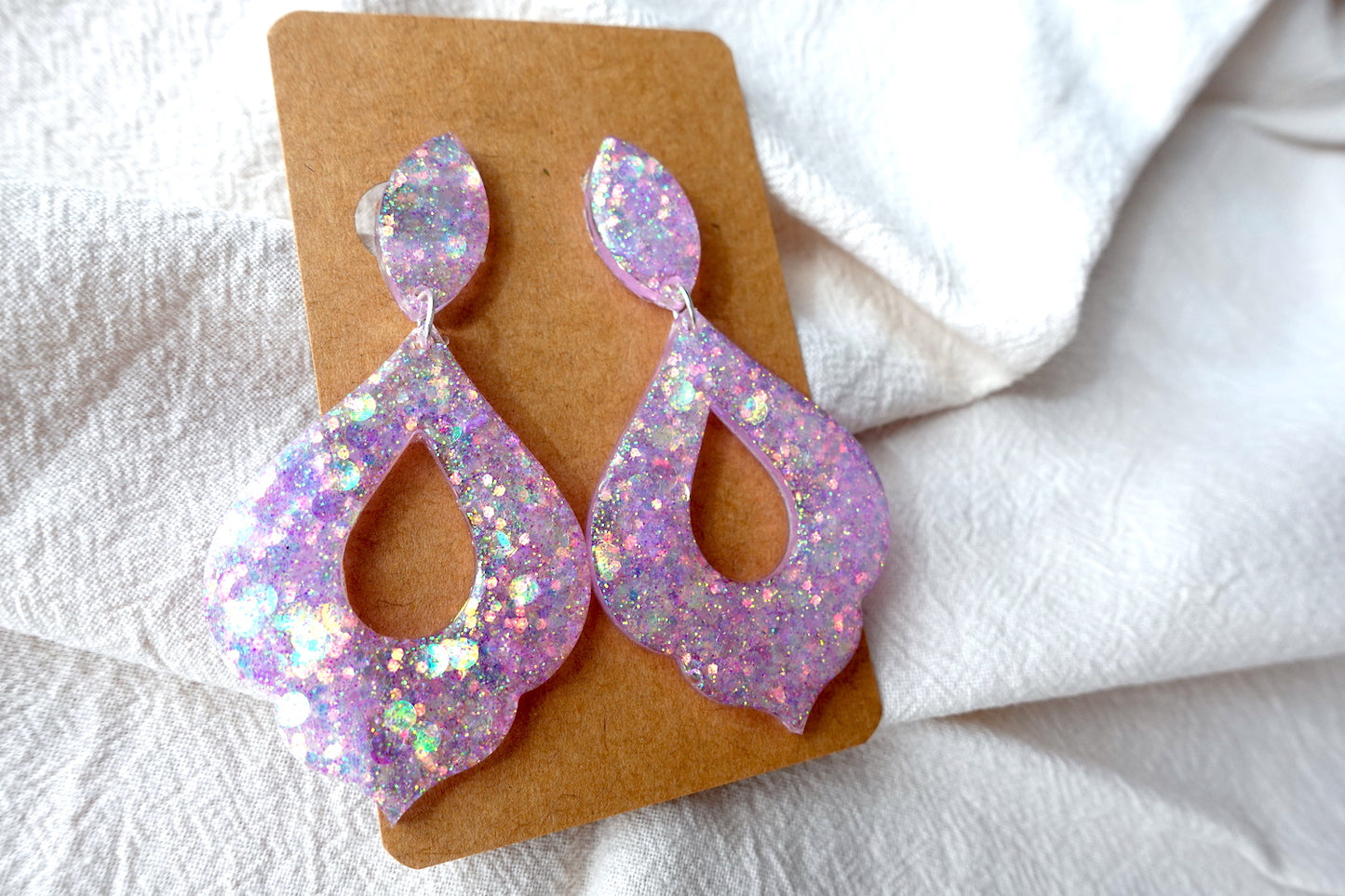 Lichtroze oorbellen met glitter - statement oorbellen